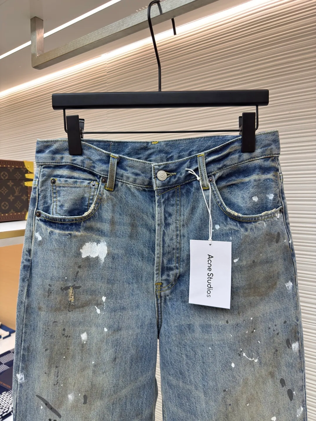 Acne Studios splash-ink straight-leg jeans ●Authentic product: purchased and developed by 3861 ●Item number: 1680381-A75 ●Material: denim fabric ●Technology: splash-ink production ●Version: Loose fit ●Weight: about 755 grams ●Size: 30-31-32-33 ●Description: Mid-waist wide-leg design, full-length trousers, presenting a relaxed and casual style. It is made of raw denim fabric blended with 60% cotton and 40% lyocell. It has been washed in light blue to show natural coloring and unique painted mark details. The five-pocket structure and button placket make the overall design both practical and fashionable. The organic cotton component in the fabric ensures comfort and environmental protection, while the use of cowhide patches adds a touch of sophistication. This pair of jeans not only pursues innovation in design, but also embodies the brand's high quality standards in terms of materials and craftsmanship. The overall wiring is straight and delicate, the fabric is comfortable and soft, and the color is consistent without color difference. It can be matched with the same style to create a fashionable look and control various occasions. Customized accessories, complete with three standards, same style for men and women!